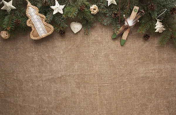 전혀 낭비하지 않는 크리스마스 편평 한 곳에는 소나무 가지와 굵은 베로 만든 장난감이 놓여 있다. — 스톡 사진