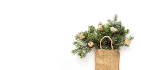 Sıfır israf Noel modeli. Çuval bezinin içine çam dalları..