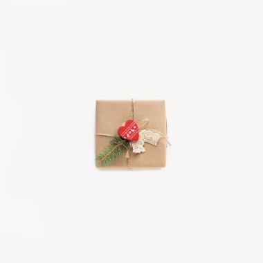 Beyaz arka planda izole edilmiş Kraft kağıdındaki Noel hediyesi. Çevre ve doğal ambalaj.
