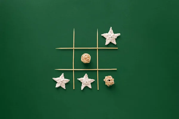 Yeni yıl tik toynak oyunu, yeşil arkaplanda izole.