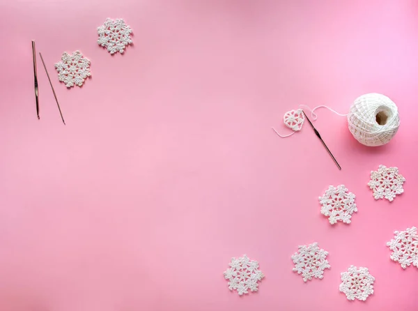 Weihnachten Schneeflocke aus weißem Strickfaden auf rosa Hintergrund — Stockfoto