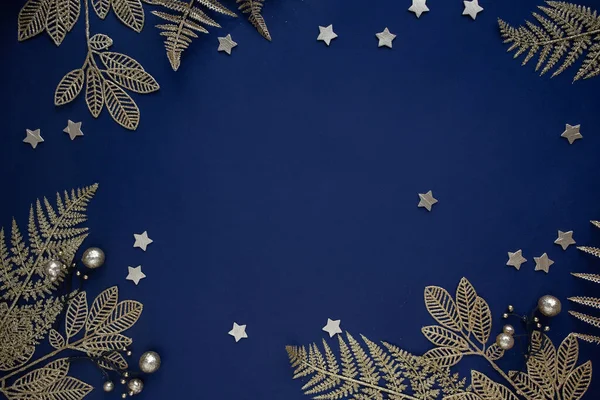Rahmen aus goldenen Blättern auf blauem Hintergrund. Flache Lage, Draufsicht, Kopierraum — Stockfoto