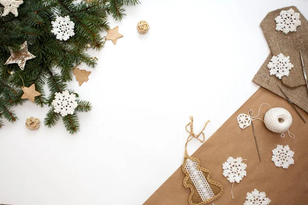 Готуємося Різдвяної Плоскої Лінії Різдвяні Вироби Язання Сніжинок Білою Ниткою — стокове фото
