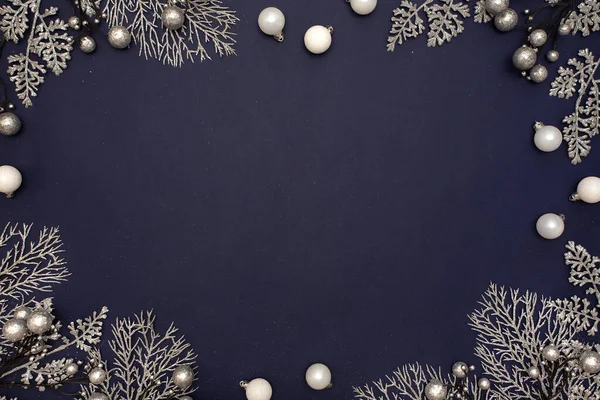 青い背景に葉を持つ銀の枝で作られたフレーム フラットレイアウト トップビュー コピースペース キラキラ星とクリスマスや新年の組成物 テキストの場所 — ストック写真