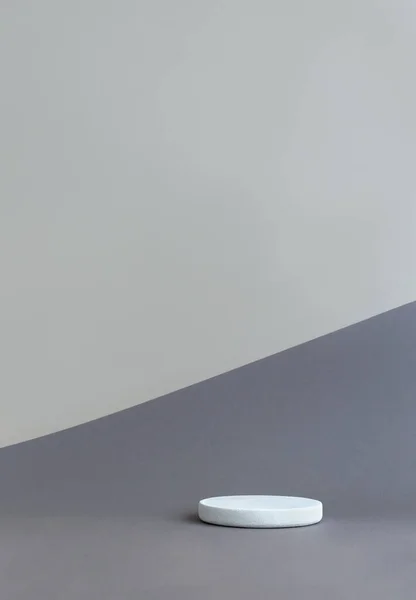 Ürün için tek renkli arka planda geometrik şekilli soyut boş podyum. Gri zeminde hafif daire kaidesi. Reklam fotoğrafı şablonu. Minimum konsept. Model.