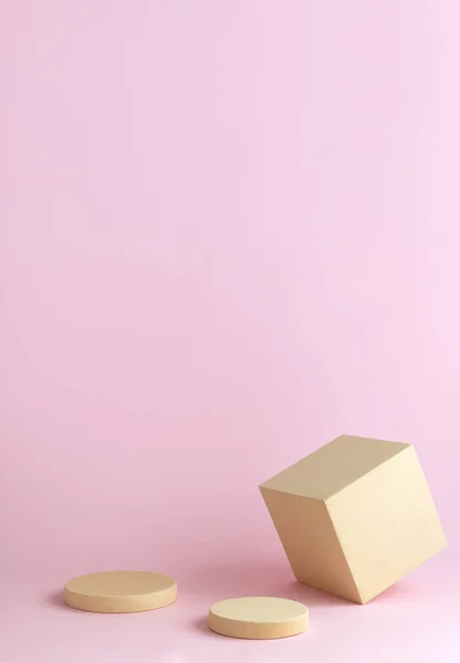 Ürün için pastel arka planda geometrik şekilli soyut boş podyum. Gerçeküstü planlı bej küp ve daire pembe arka planda duruyor. Kristal şablonu. Minimum konsept. Model.