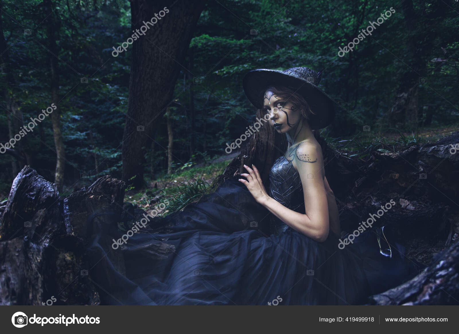 Bruxa De Dia Das Bruxas Em Uma Jovem Mulher Bonita Da Floresta