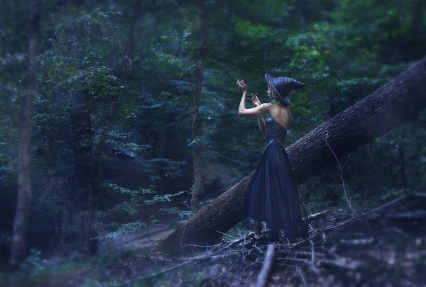Відьма Хелловін Темному Магічному Лісі Прекрасна Молода Жінка Одягнена Капелюх — стокове фото