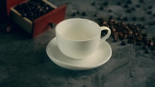 黒コーヒーをカップに入れる。トルコのコーヒーメーカーを使用したエスプレッソコーヒー — ストック動画
