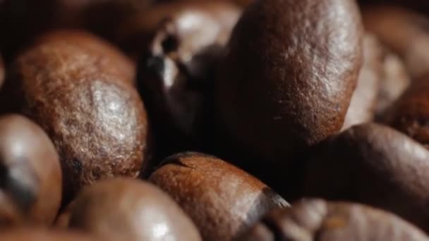 Az illatos kávébabot serpenyőben sütik, a füst kávébabból származik. Az egész kompozíció lassan forog a kamera körül. Keverjük össze a kávébabot. — Stock videók