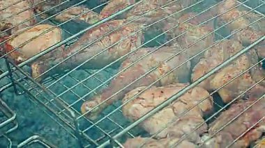 Izgara tavuk. Izgara tavuk budu, yanında sarımsak, limon ve ızgara tabağında biberiye. Izgara yemek.