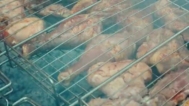 Gegrilde kip. Gegrilde kippenpoten, drumsticks met toevoeging van knoflook, citroen en rozemarijn op grillplaat. Grillvoedsel — Stockvideo