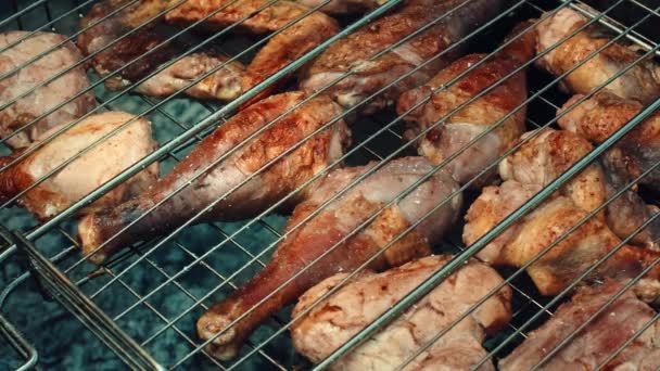 Grillezett csirke. Grillezett csirkeláb, dobverő fokhagymával, citrommal és rozmaringgal grilltálcán. Grillételek — Stock videók