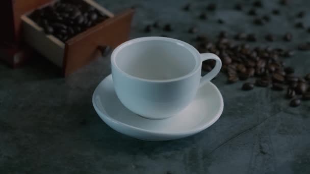Наливаю чёрный кофе в чашку. Кофе эспрессо с использованием турецкой кофеварки — стоковое видео
