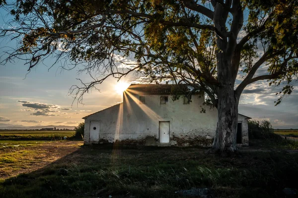 Casa de campo en el atardecer