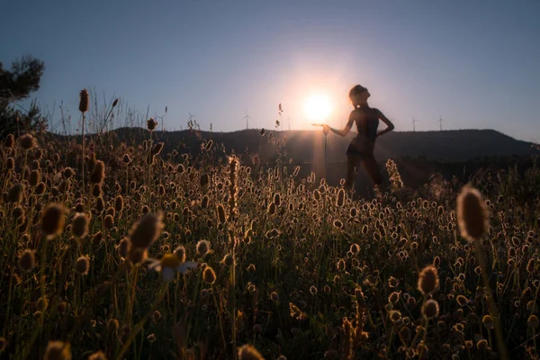 Chica al atardecer in el bosque