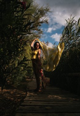 Yazın güneşli günbatımında bir kadın