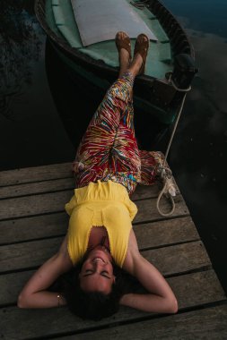 Limanda yatan kadın