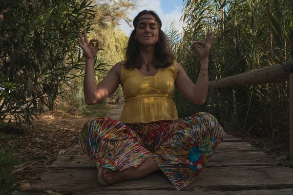 Yolun ortasında meditasyon yapan bir kadın.