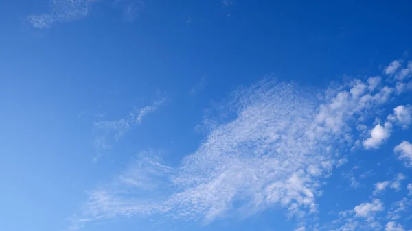 Mavi Gökyüzü Arkaplanlı Yumuşak Bulut — Stok fotoğraf