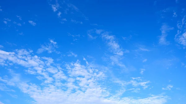 青い空を背景にした柔らかい雲 — ストック写真