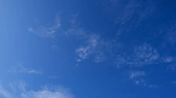 青い空を背景にした柔らかい雲 — ストック写真