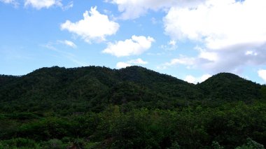 Mavi gökyüzü ve bulut arkaplanı olan dağ 