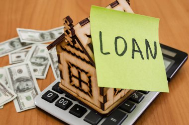 Gayrimenkul yatırımı ve ipotek evi finansal konsept, ev, hesap makinesi ve para dolarları