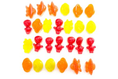 Beyaz arka planda renkli jöle şekerleri. Reçelli şekerlerle donatılmış arka plan.