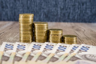 Masada bir yığın bozuk para ve 500 Hryvnia var. Tasarruf, ekonomi kavramı. Büyüme sırasına göre sikkeler.