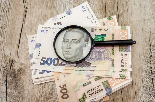 500 Hryvnia Için Büyüteç Üst Görünüm — Stok fotoğraf