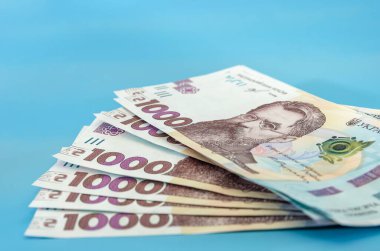 - Evet. Ukrayna 'nın parası 1000 Hryvnia, Ukrayna banknotu mavi arka planda izole edildi