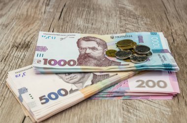 Bir yığın banknot. Ukrayna Hryvnia 'sı, 200, 500 ve 1000 Hryvnia' lık yeni banknotlar. Hryvnia (UAH). Mali konsept ..