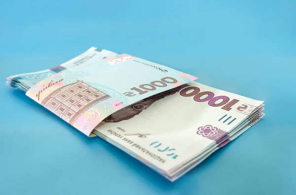 - Evet. Ukrayna 'nın parası 1000 Hryvnia, Ukrayna banknotu mavi arka planda izole edildi