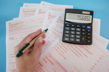Avustralya vergi formlarını dolduruyor. Finansal konsept. Yakın plan. Yukarıdan görüntüle.