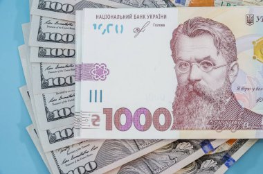 Mavi arka planda dolarları olan yeni 1000 Hryvnia. Yakın plan..