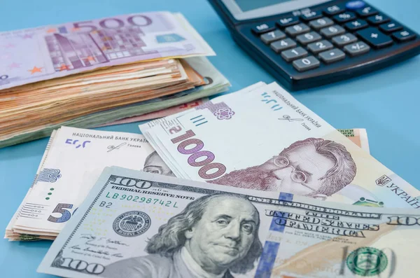 1000 500 Гривень Євро Доларами Синьому Фоні Багато Грошей Фінансова — стокове фото