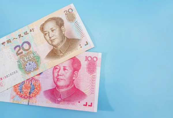 100 Yuanes Aislados Sobre Fondo Azul Copia Del Espacio Lugar — Foto de Stock