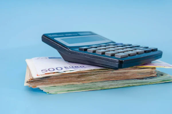 Калькулятор Стосі Євро Синій Фон Багато Різних Банкнот — стокове фото