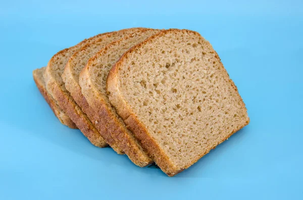 Plátek Žitného Chleba Izolované Modrém Pozadí — Stock fotografie