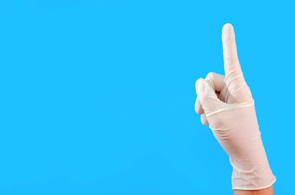 Ręka Białą Gumową Rękawicą Ochronną Odizolowana Niebieskim Tle Gestykulująca Gesty — Zdjęcie stockowe