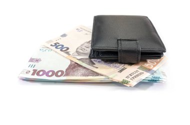Siyah adam cüzdanı ve içinde 1000 ve 500 Hryvnia olan desteler. Beyaz arkaplan.