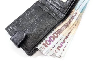 Beyaz arka planda siyah bir cüzdanda 1000 Hryvnia. Yakın plan. Boşluğun kopyası.