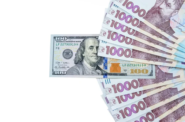 100 Amerikan doları ve 1000 Ukrayna hrivniası banknot ve beyaz arka planda yaldızlı. Hryvnia 'nın dolara oranı. Para birimi oranları. Uzayın kopyası. Metin için yer.