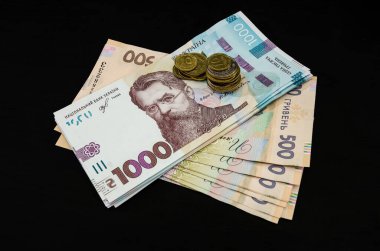 Siyah arka planda 1000 ve 500 Hryvnia izole edilmiş desteler. Ukrayna banknotları.