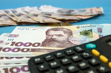 - Evet. Ukrayna 'nın parası 1000 ve 500 Hryvnia' nın mavi arka planında hesap makinesi var. Mali konsept.