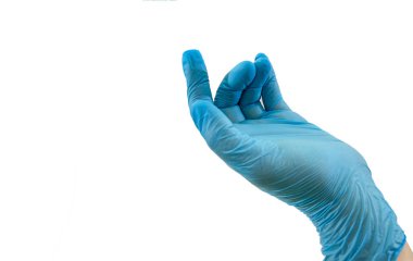 Mavi lateks eldivenli boş bir el beyaz arka planda yalvarma hareketi yapıyor..
