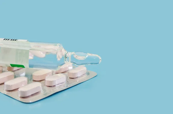 Φύσιγγα Και Χάπια Συσκευασία Κυψέλης Που Απομονώνονται Μπλε Φόντο Αντιγραφή — Φωτογραφία Αρχείου
