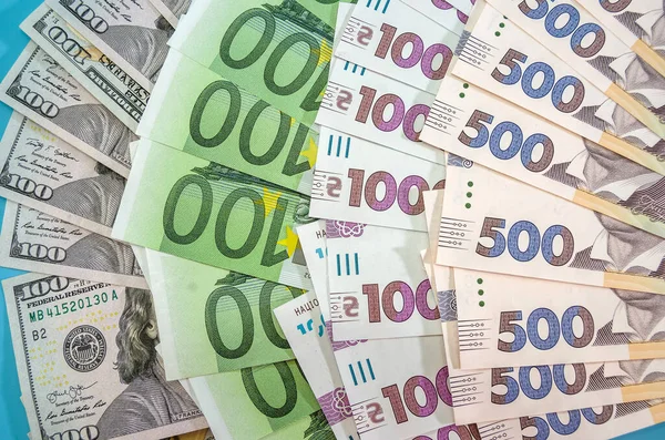 Hryvnia 'lı arka plan, dolar ve avro. Finansal konsept. Bir sürü farklı banknot. Para arkaplanı.