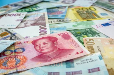 Çin Yuanı ve çeşitli dünya banknotları. Para geçmişi. Finansal konsept. Çok para..